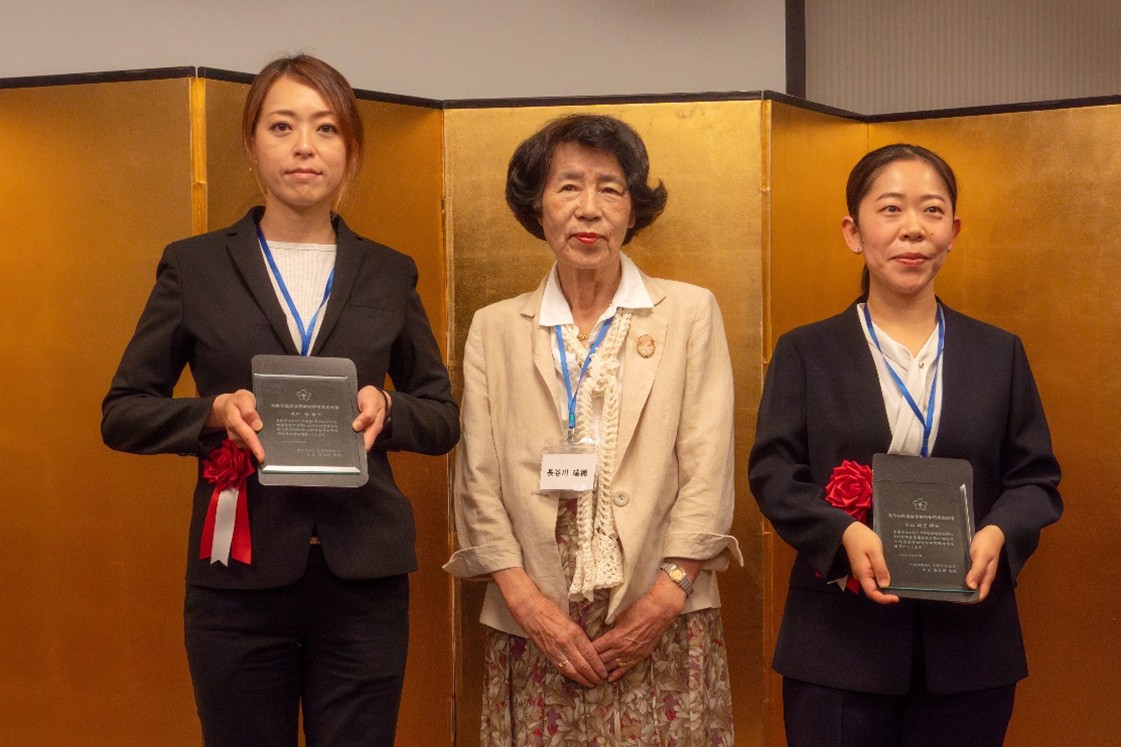 左が川口助教。　右：新潟大学の小山翔子助教
中央：大学女性協会　長谷川瑞穂会長