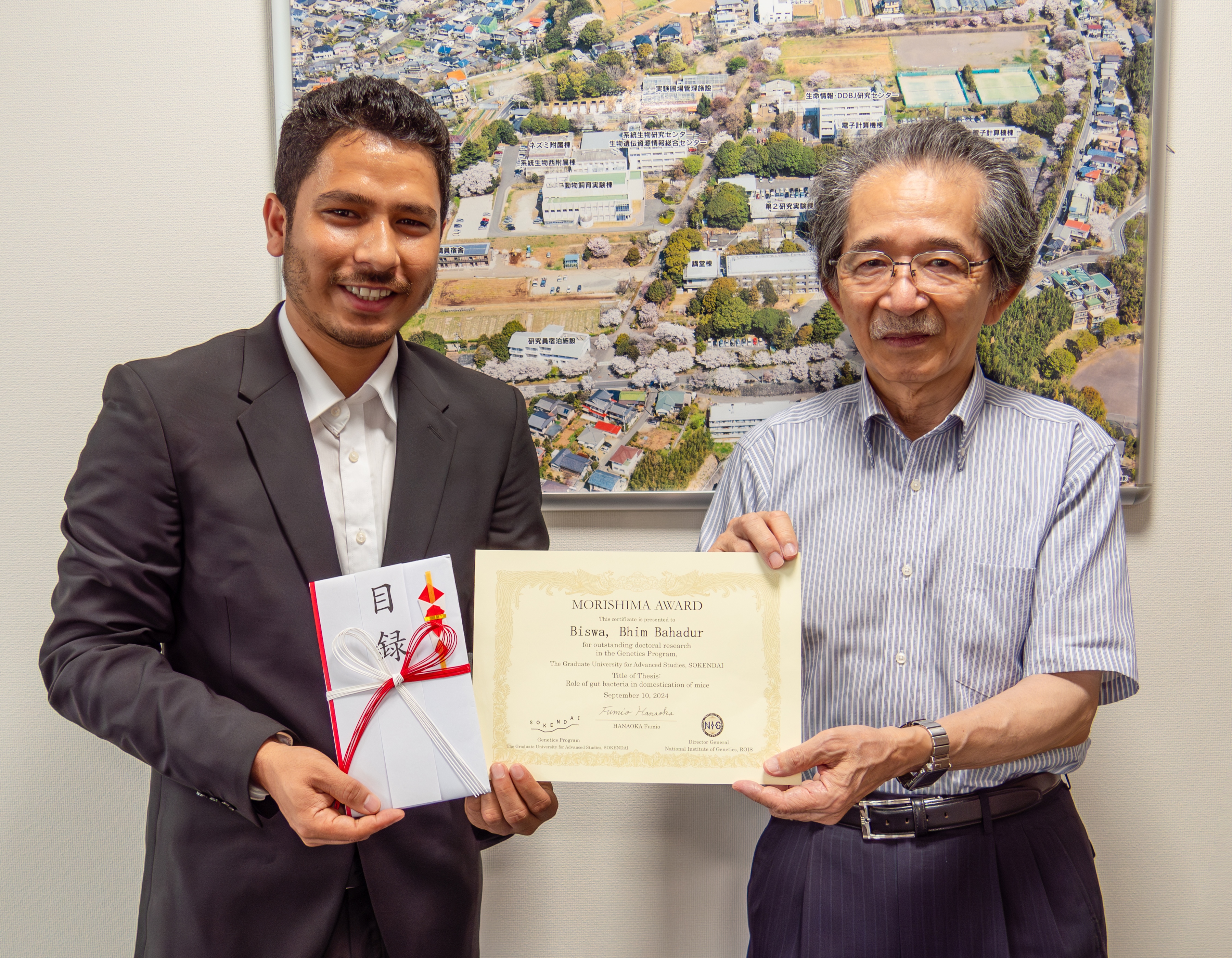 Bhim さん（左）と花岡所長（右）