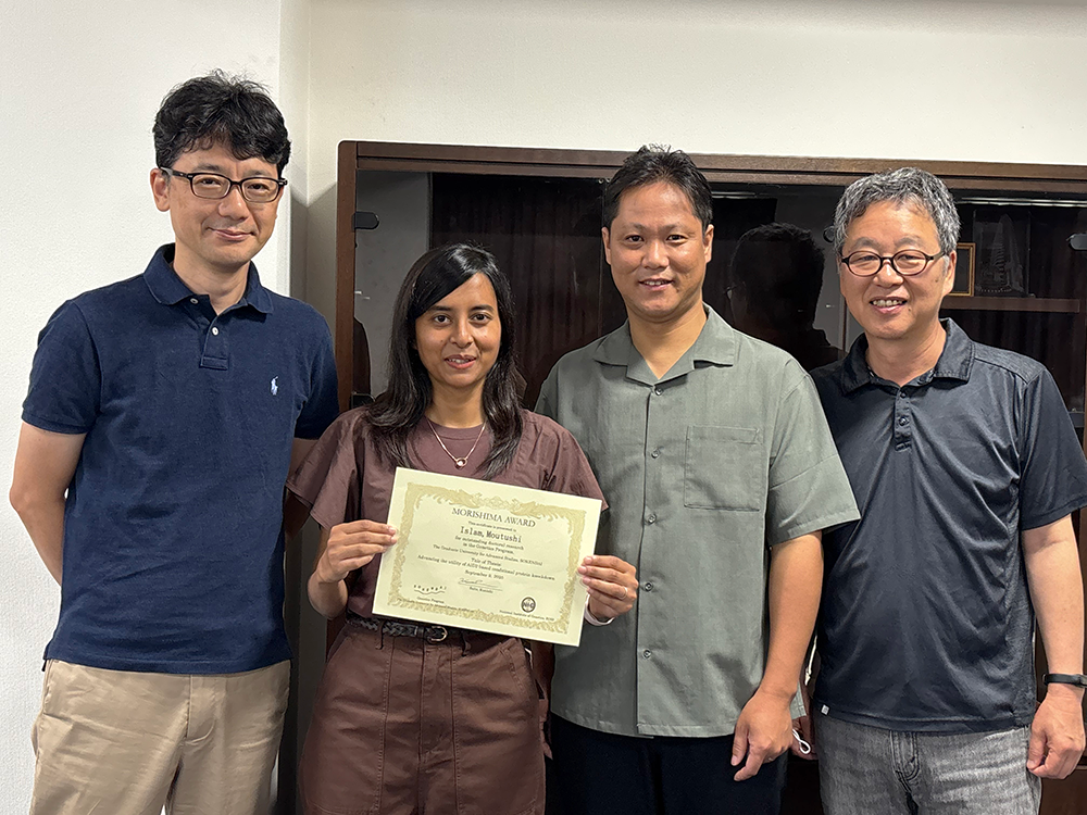 左から鐘巻教授、Islamさん、齋藤遺伝学コース長、近藤所長