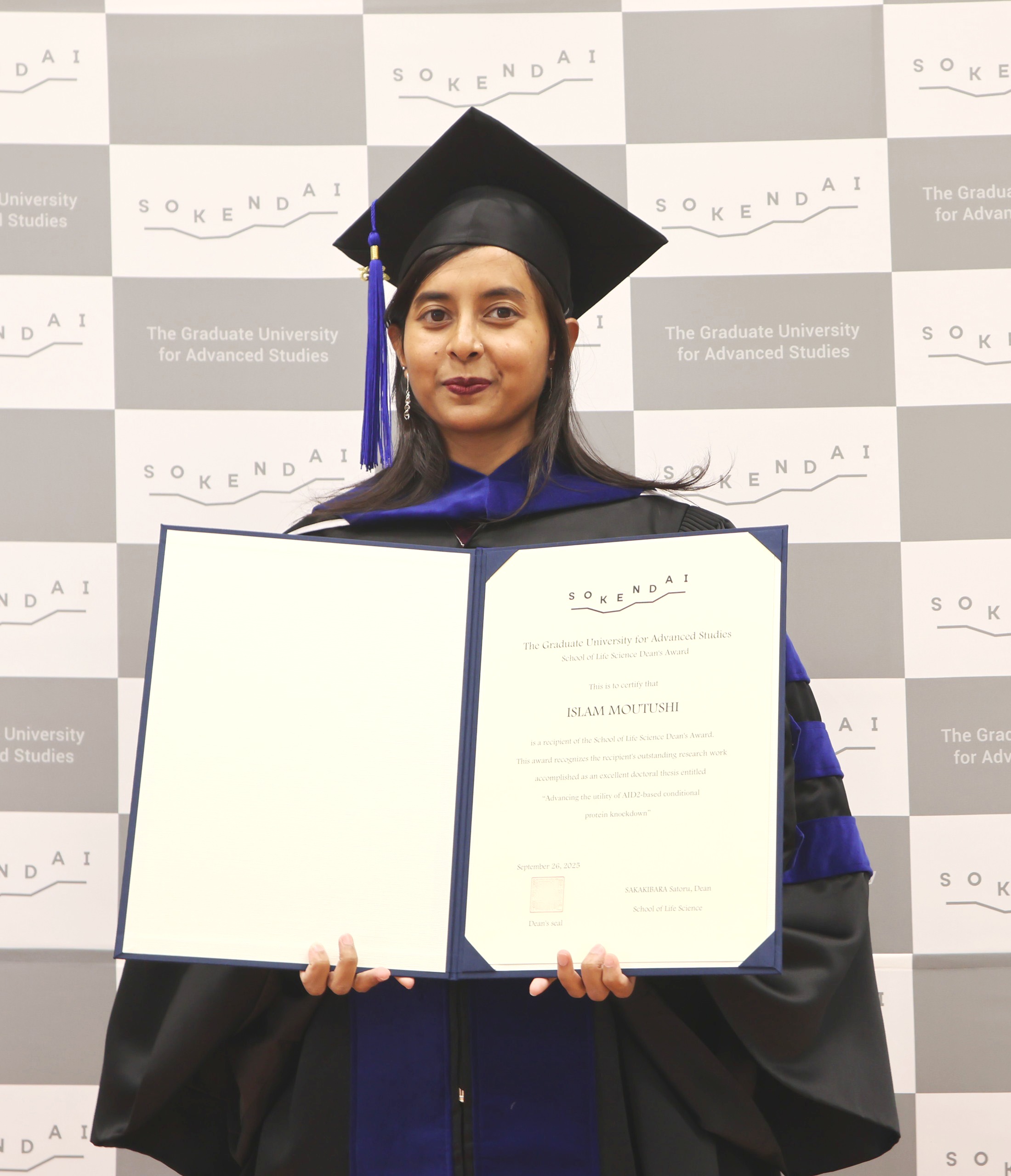 学位記授与式後の Islam さん